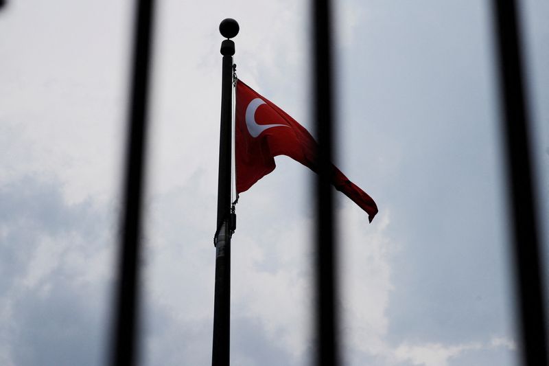 © Reuters. FILE PHOTO: The Turkish flag flies at the Embassy of Turkey in Washington, U.S., August 6, 2018. REUTERS/Brian Snyder/File Photo