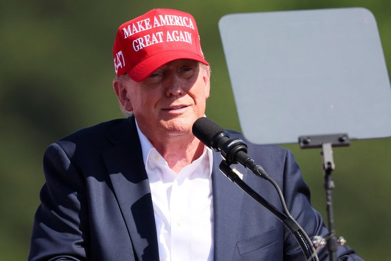 &copy; Reuters. FILE PHOTO: Former U.S. President and Republican presidential candidate Donald Trump holds a campaign event, in Chesapeake, Virginia, U.S. June 28, 2024. REUTERS/Brendan McDermid/File Photo