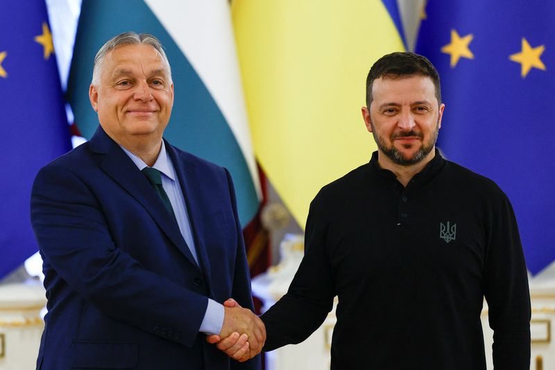 &copy; Reuters. Viktor Orbán e Volodymyr Zelenskiy em Kievn 2/7/2024    REUTERS/Valentyn Ogirenko