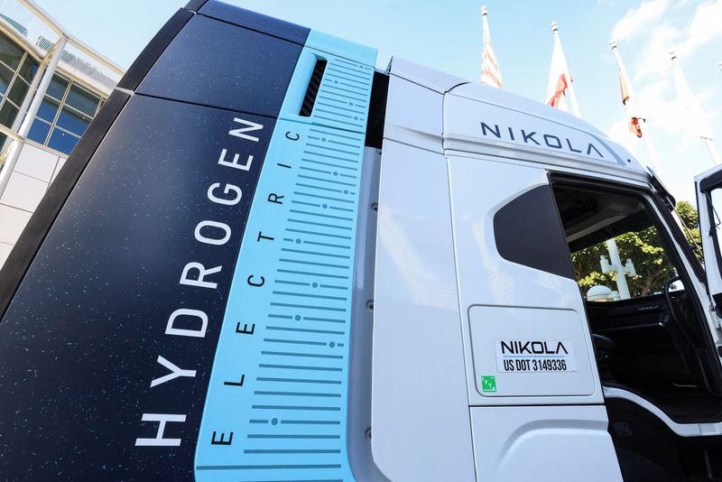 &copy; Reuters. FILE PHOTO: A Nikola Hydrogen Fuel Cell EV is displayed during the press day preview of the Los Angeles Auto Show in Los Angeles, California, U.S. November 16, 2023.  REUTERS/David Swanson/File Photo