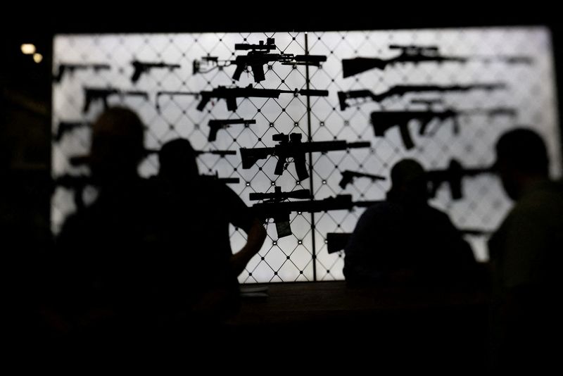 © Reuters. FILE PHOTO: AR-15 rifles are displayed at an exhibition booth during the National Rifle Association (NRA) annual convention in Dallas, Texas, U.S., May 18, 2024. Picture taken with a tilt-shift lens. REUTERS/Carlos Barria/File Photo