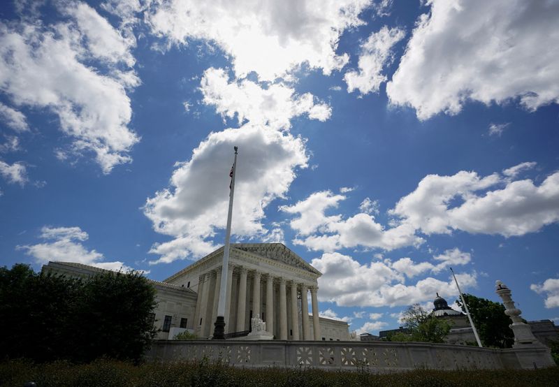 © Reuters. FILE PHOTO: Clouds float past the U.S. Supreme Court, in Washington, U.S., May 16, 2024. REUTERS/Kevin Lamarque/File Photo