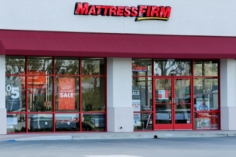 © Reuters. FILE PHOTO: A Mattress Firm store, a brand owned by Steinhoff, is shown in Encinitas, California, U.S., January 25, 2018. REUTERS/Mike Blake/File Photo