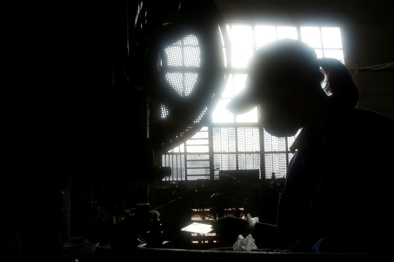 © Reuters. FILE PHOTO: A woman works at a furniture factory in Xuan Hoa, outside Hanoi, Vietnam December 9, 2016. REUTERS/Kham