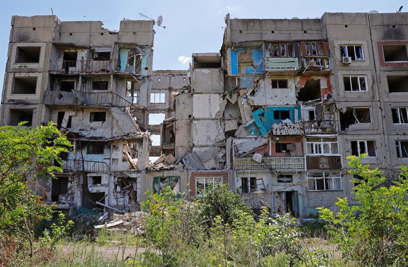 © Reuters. A view shows an apartment building destroyed in the course of Russia-Ukraine conflict in the settlement of Toshkivka (Toshkovka) in Luhansk region, Russian-controlled Ukraine, July 2, 2024. REUTERS/Alexander Ermochenko