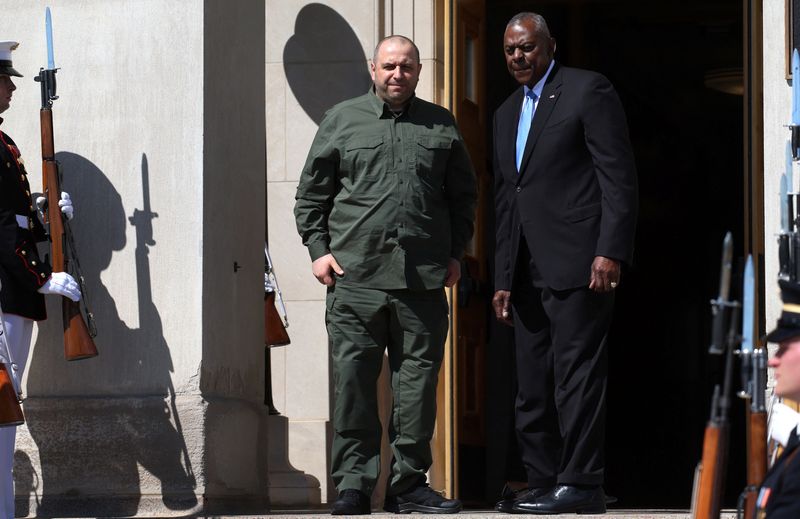 © Reuters. U.S. Defense Secretary Lloyd Austin greets Ukrainian Defense Minister Rustem Umerov ahead of a meeting at the Pentagon in Washington, U.S., July 2, 2024. REUTERS/Leah Millis