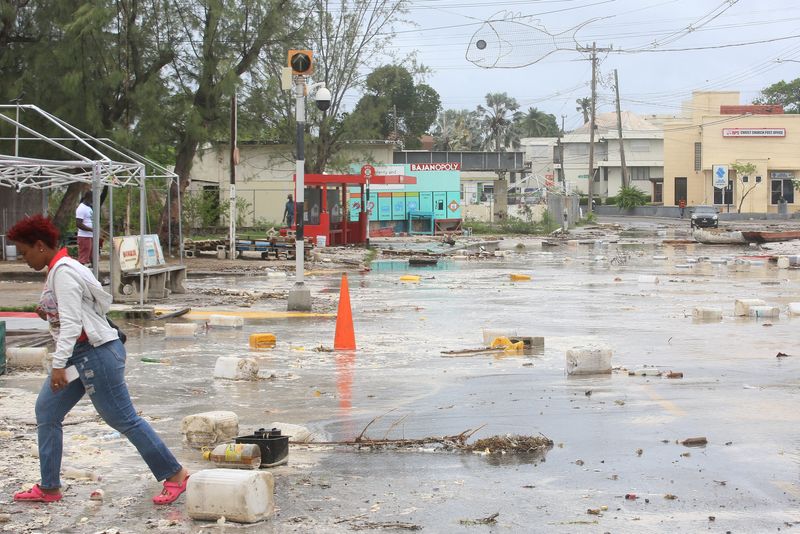 © Reuters. FILE PHOTO: A woman walks through a debris filled street in the Hastings neighborhood after Hurricane Beryl passed in Bridgetown, Barbados July 1, 2024.  REUTERS/Nigel R Browne/File Photo