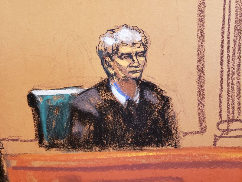 © Reuters. Judge Lewis Liman presides over the trial of Lawrence Ray in New York, U.S., March 10, 2022 in this courtroom sketch.  REUTERS/Jane Rosenberg/File Photo