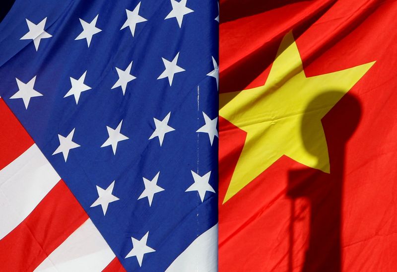 © Reuters. FILE PHOTO: National flags of the U.S. and China are seen in front of an international hotel in Beijing January 17, 2011. REUTERS/Jason Lee/File Photo