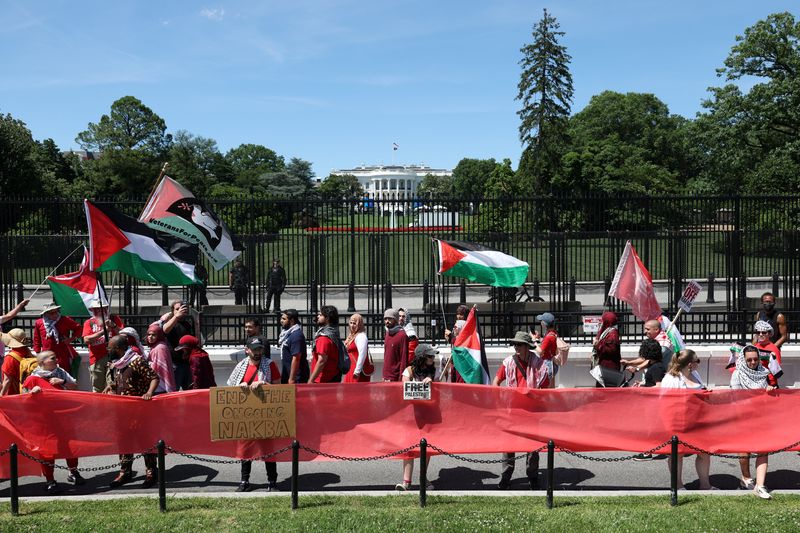 © Reuters. FILE PHOTO: Hundreds of demonstrators surround the White House perimeter with a red banner symbolising President Biden's 'red line' about Israel going into Gaza's Rafah, during a pro-Palestinian protest, amid the Israel-Hamas conflict, in Washington, U.S., June 8, 2024. REUTERS/Tom Brenner/File Photo