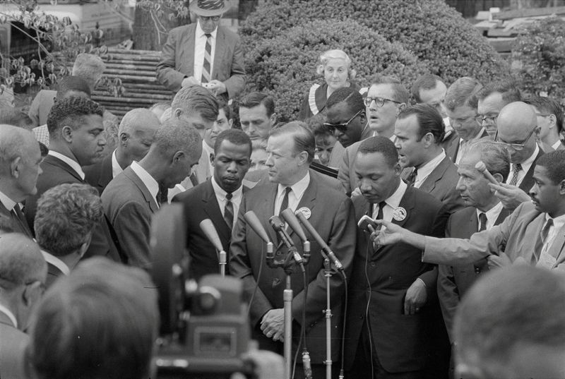 © Reuters. FILE PHOTO: Civil rights leaders, including Martin Luther King Jr. (3rd from R front row) and John Lewis (4th from L front row), talk with reporters after meeting with President John F. Kennedy after the March on Washington in Washington, U.S., August 28, 1963. Library of Congress/Warren K. Leffler/Handout via REUTERS THIS IMAGE HAS BEEN SUPPLIED BY A THIRD PARTY. IT IS DISTRIBUTED, EXACTLY AS RECEIVED BY REUTERS, AS A SERVICE TO CLIENTS/File Photo