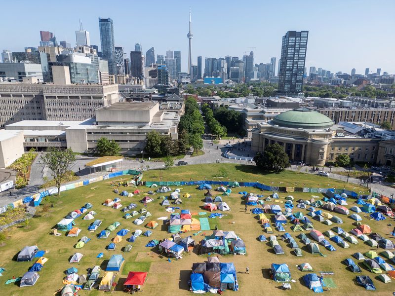 © Reuters. FILE PHOTO: A drone view of the pro-Palestinian encampment after a convocation ceremony at the University of Toronto in Toronto, Ontario, Canada, June 3, 2024. REUTERS/Carlos Osorio/File Photo