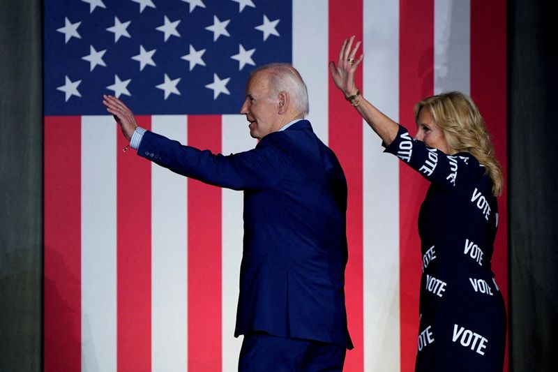 &copy; Reuters. e Joe Biden e primeira-dama, Jill Biden, acenam ao deixar palco em evento de campanha em Raleigh, na Carolina do Norten28/06/2024nREUTERS/Elizabeth Frantz