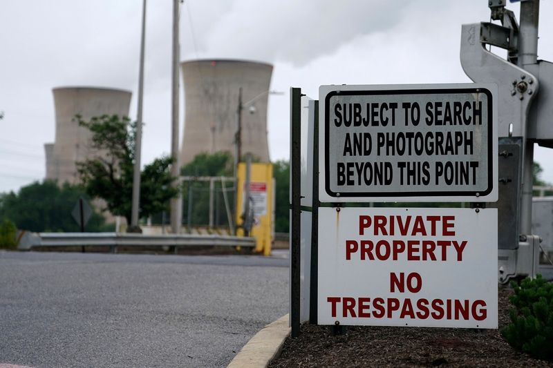 © Reuters. FILE PHOTO: The front entrance of the Three Mile Island Nuclear power plant is pictured in Dauphin County, Pennsylvania, U.S. May 30, 2017.   REUTERS/Carlo Allegri/File Photo