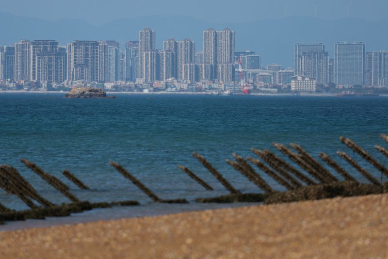 © Reuters. FILE PHOTO: Anti-landing barricades are pictured on the beach, with China's Xiamen city in the background, in Kinmen, Taiwan February 21, 2024. REUTERS/Ann Wang/File Photo