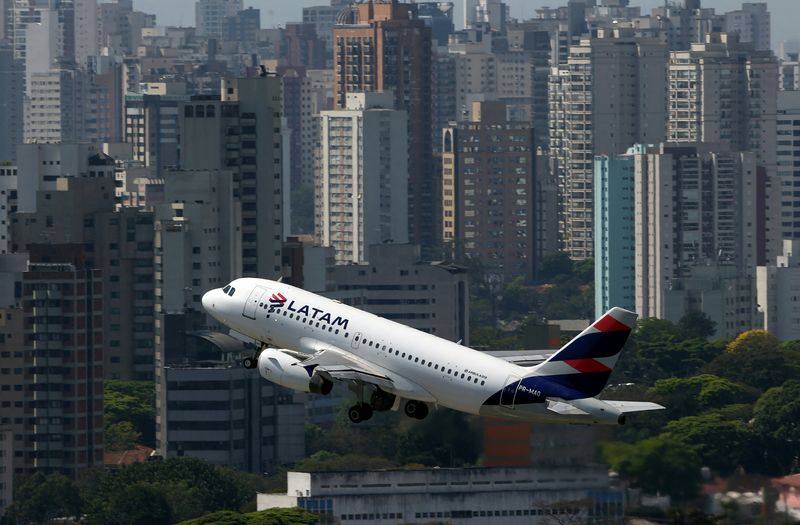 &copy; Reuters. FILE PHOTO: A LATAM Airlines Brasil Airbus A319-100 plane takes off from Congonhas airport in Sao Paulo, Brazil September 11, 2017. REUTERS/Paulo Whitaker/File Photo