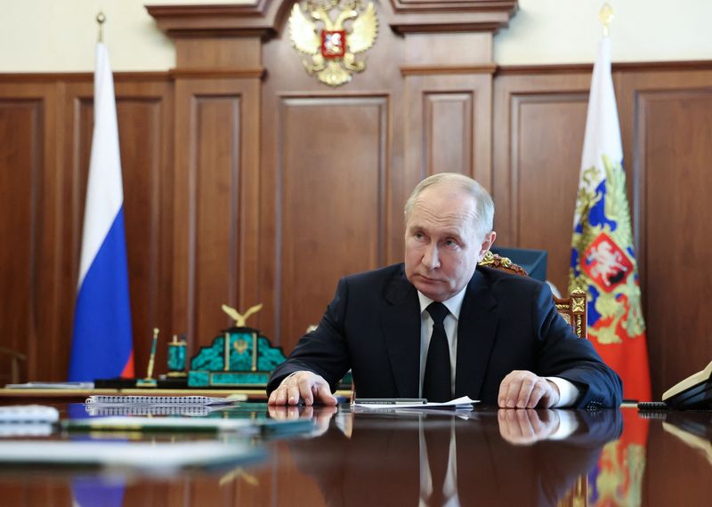 © Reuters. FILE PHOTO: Russian President Vladimir Putin attends a meeting with Russian-installed leader of the Kherson region Vladimir Saldo, amid the ongoing Russia-Ukraine conflict, in Moscow, Russia June 25, 2024. Sputnik/Vyacheslav Prokofyev/Pool via REUTERS/File Photo