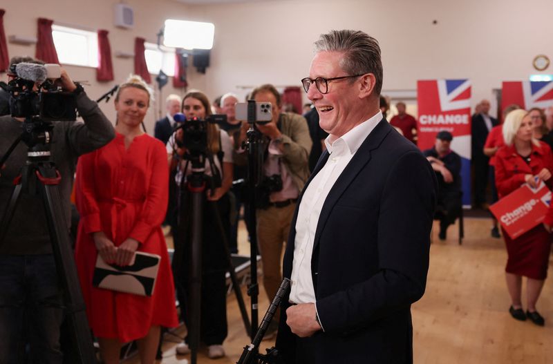&copy; Reuters. FILE PHOTO: British opposition Labour Party leader Keir Starmer speaks to the media during a Labour general election campaign event, in Norton Canes, Britain July 2, 2024. REUTERS/Claudia Greco/File Photo