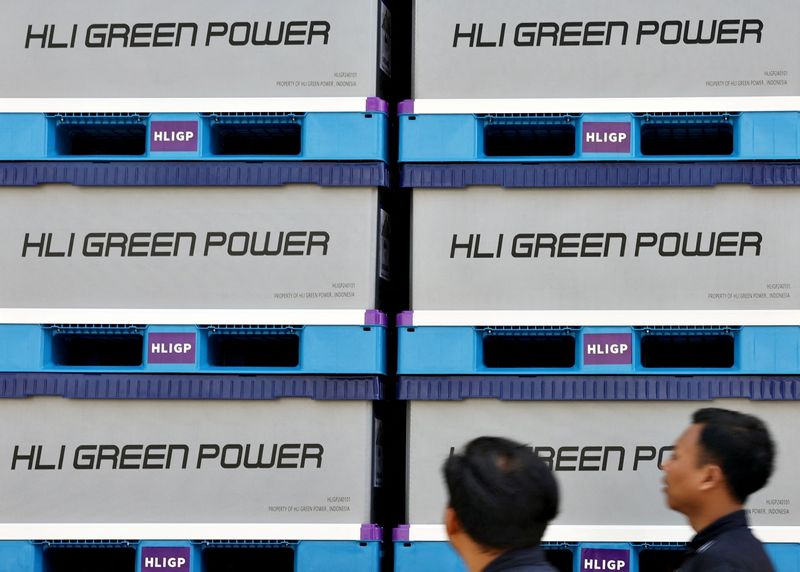 © Reuters. Workers walk past a stack of battery units after the launching of Indonesia's first battery cell production plant for electric vehicles with an annual capacity of 10 Gigawatt hours (GWh) of battery cells at HLI Green Power, a joint venture between South Korea's Hyundai Motor Group and LG Energy Solution (LGES), in Karawang, West Java province, Indonesia, July 3, 2024. REUTERS/Ajeng Dinar Ulfiana