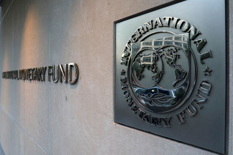 © Reuters. FILE PHOTO: The International Monetary Fund (IMF) logo is seen outside the headquarters building in Washington, U.S. on September 4, 2018. REUTERS/Yuri Gripas/File Photo
