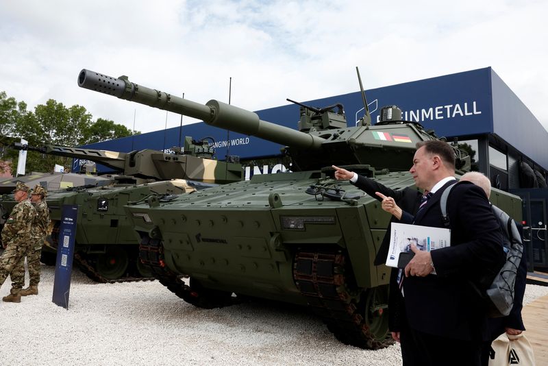 &copy; Reuters. Un veicolo corazzato da combattimento Lynx prodotto da Rheinmetall è esposto alla fiera internazionale della difesa e della sicurezza terrestre e aerea Eurosatory a Villepinte, Francia, 17 giugno 2024. REUTERS/Benoit Tessier