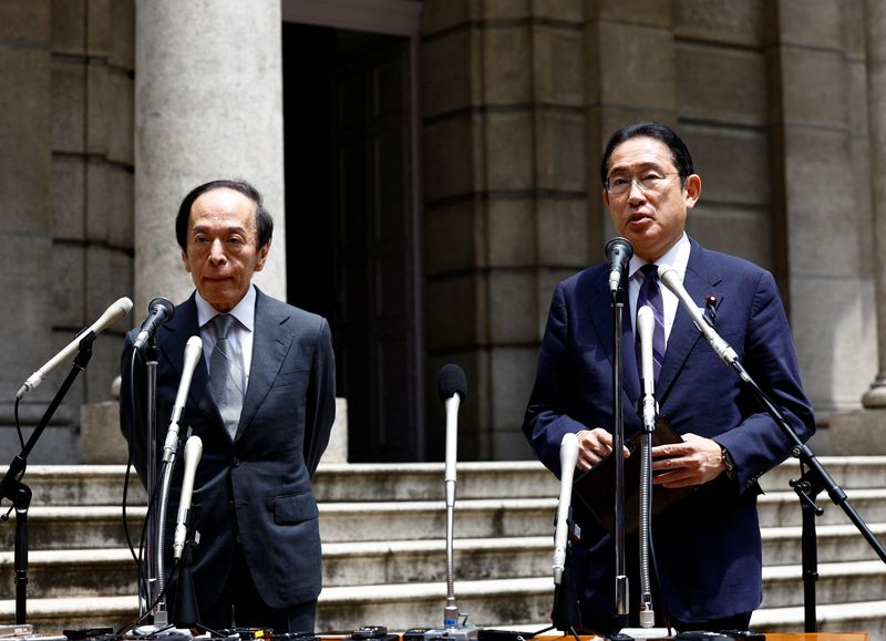 © Reuters. Japan's Prime Minister Fumio Kishida attends their joint news conference with Bank of Japan (BOJ) Governor Kazuo Ueda after he inspected the process of sending new banknotes to financial institutions, on the day of the new notes of 10,000 yen, 5,000 yen and 1,000 yen went into circulation, at the BOJ headquarters in Tokyo, Japan July 3, 2024. REUTERS/Issei Kato/Pool