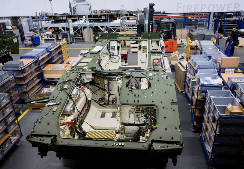 © Reuters. FILE PHOTO: Employees work on Lynx fighting vehicles at a production line at the plant of German company Rheinmetall, which produces weapons and ammunition for tanks and artillery, during a media tour in Unterluess, Germany, June 6, 2023. REUTERS/Fabian Bimmer/File Photo