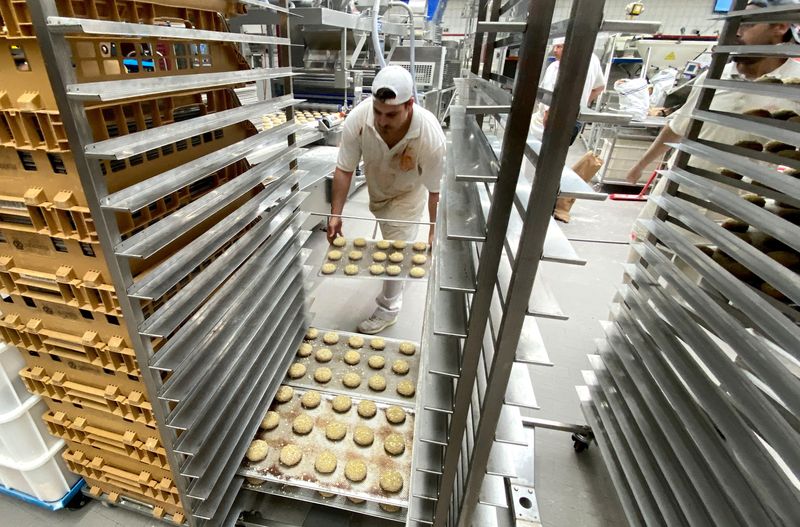 © Reuters. FILE PHOTO: Staff work at the Heinz Hemmerle bakery in Muelheim an der Ruhr, in Germany, September 8, 2022.  REUTERS/Stephane Nitschke/File Photo