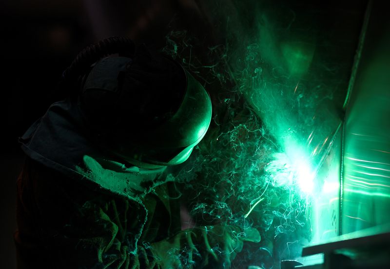 &copy; Reuters. A worker at German manufacturer of silos and liquid tankers, Feldbinder Special Vehicles, welds aluminium at the company's plant in Winsen, Germany, July 10, 2018.  REUTERS/Fabian Bimmer/ File Photo