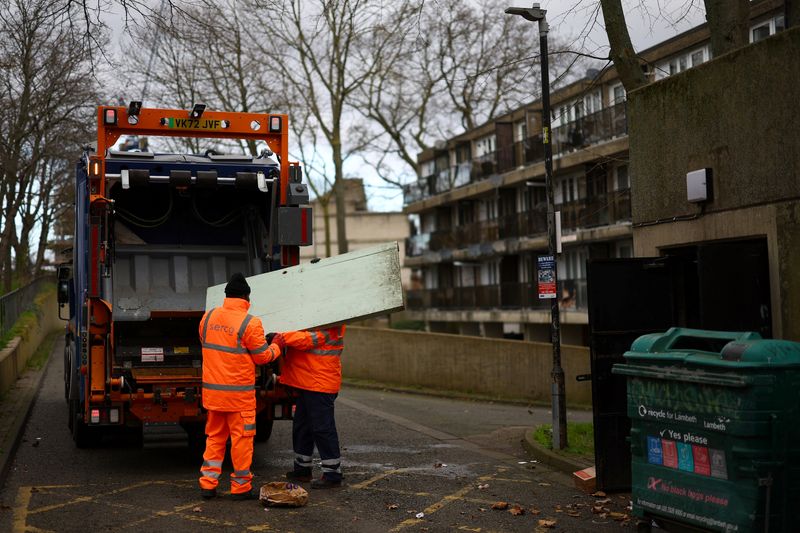 © Reuters. FILE PHOTO: Refuse collectors work at a housing estate in south London, Britain, February 26, 2024. REUTERS/Hannah McKay/File Photo