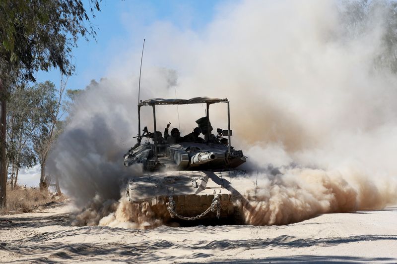 © Reuters. FILE PHOTO: An Israeli tank manoeuvres near the Israel-Gaza border, amid the Israel-Hamas conflict, in Israel, July 2, 2024. REUTERS/Ammar Awad/File Photo