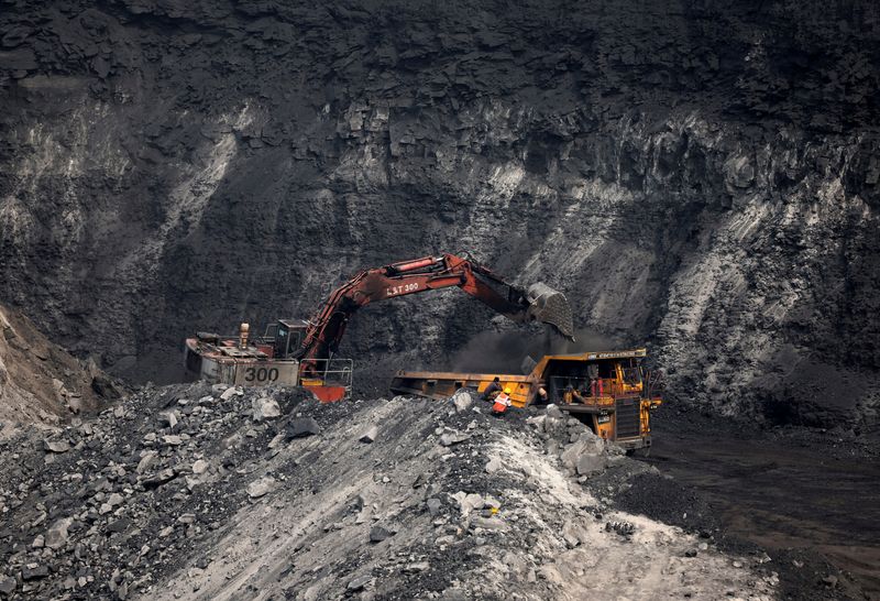 &copy; Reuters. FILE PHOTO: A loader loads coal in the truck at an open cast coal field at Topa coal mine in the Ramgarh district in the eastern Indian state of Jharkhand, India, February 27, 2024. REUTERS/Amit Dave/File Photo