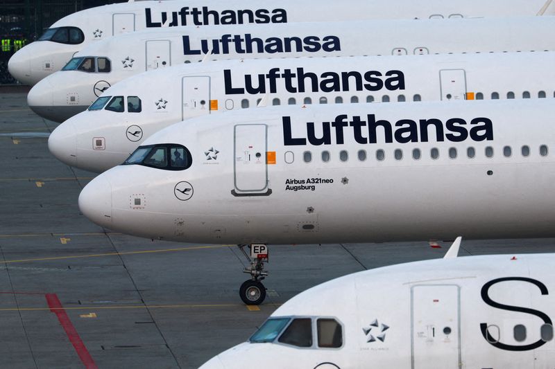 &copy; Reuters. Aerei Lufthansa parcheggiati mentre l'aeroporto di Francoforte è chiuso ai passeggeri in partenza a causa di uno sciopero organizzato dal sindacato Verdi, a Francoforte, Germania, 7 marzo 2024. REUTERS/ Kai Pfaffenbach