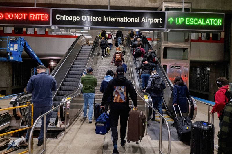 &copy; Reuters. FILE PHOTO: People walk through the O’Hare train station, as they travel for the Thanksgiving holiday at O’Hare International Airport in Chicago, Illinois, U.S. November 22, 2023.  REUTERS/Vincent Alban/File Photo