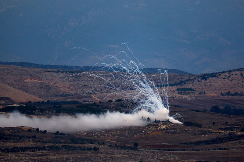 &copy; Reuters. FILE PHOTO: White phosphorus fired by Israeli army to create a smoke screen, is seen on the Israel-Lebanon border in northern Israel, November 12, 2023. REUTERS/Evelyn Hockstein/File Photo