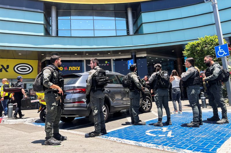© Reuters. Israeli border police stand outside a shopping mall following a stabbing attack in Karmiel, northern Israel July 3 2024. REUTERS/Avi Ohayon