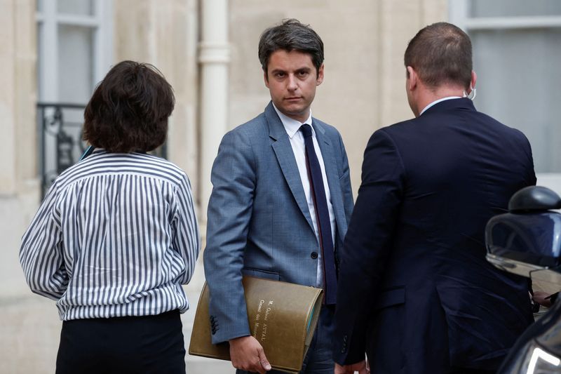 © Reuters. French Prime Minister Gabriel Attal and French Culture Minister Rachida Dati leave following the weekly cabinet meeting at the Elysee Palace in Paris, France, July 3, 2024. REUTERS/Benoit Tessier