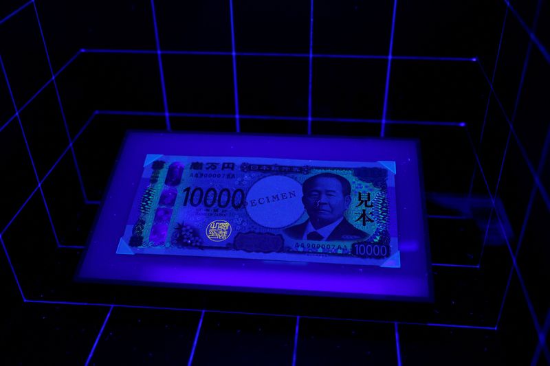 © Reuters. A sample of a new 10,000 Yen banknote is displayed under a light to demonstrate how it differs from a forgery at the currency museum of the Bank of Japan, on the day the new notes of 10,000 yen, 5,000 yen and 1,000 yen went into circulation, in Tokyo, Japan July 3, 2024. REUTERS/Issei Kato/Pool