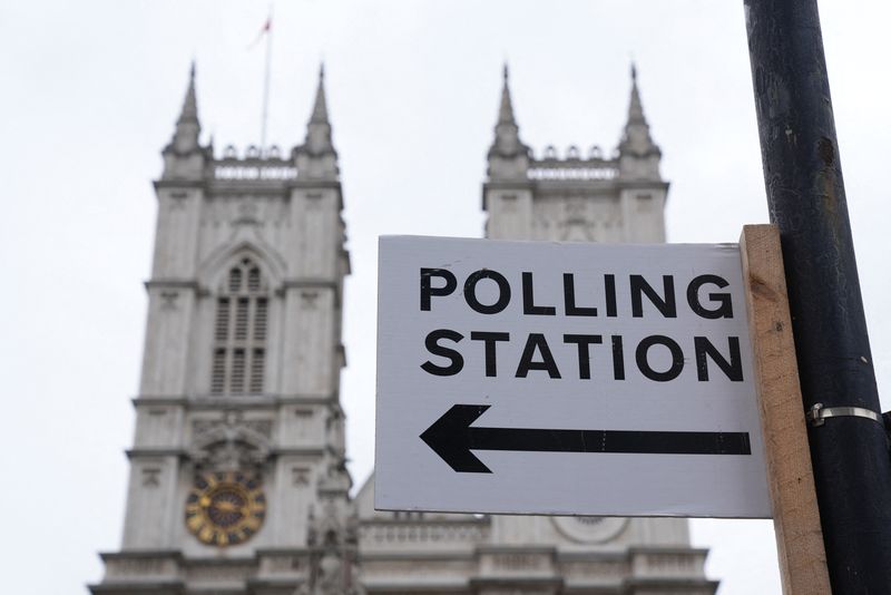 &copy; Reuters. Un'indicazione di seggio elettorale è attaccata a un cartello stradale vicino all'Abbazia di Westminster, in vista delle elezioni generali, a Londra, Gran Bretagna, 3 luglio 2024. REUTERS/Maja Smiejkowska