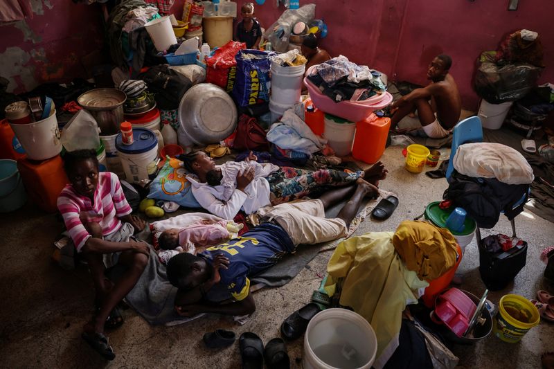 &copy; Reuters. FILE PHOTO: People displaced by gang war violence live inside a classroom at Darius Denis school, which transformed into a shelter where people live in poor conditions, in Port-au-Prince, Haiti May 5, 2024. Nearly half of the country’s population is str