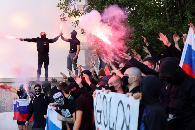 &copy; Reuters. Manifestantes de extrema-direita em Ljubljana, na Eslovênian 7/6/2024   REUTERS/Borut Zivulovic