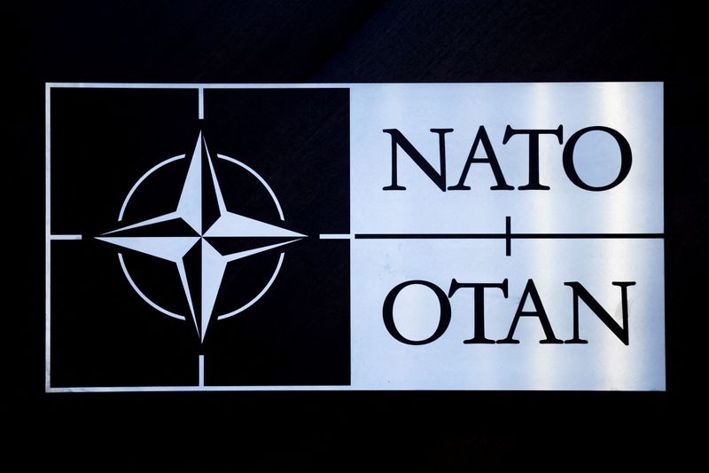 &copy; Reuters. Il logo della NATO è visibile durante una riunione del Consiglio del Nord Atlantico a Bruxelles 15 febbraio 2024. REUTERS/Johanna Geron/Foto d'archivio