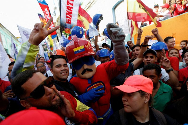 © Reuters. FILE PHOTO: A man dressed as Super Moustache, a character inspired by Venezuela's President Nicolas Maduro gestures during a rally of the United Socialist Party of Venezuela (PSUV) in support of Maduro, in Caracas, Venezuela June 20, 2024. REUTERS/Leonardo Fernandez Viloria/File Photo