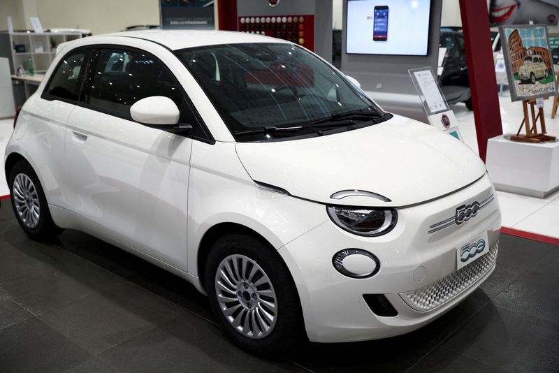 &copy; Reuters. FILE PHOTO: A Fiat 500 electric car is displayed at a showroom of a car dealer in Rome, Italy, November 9, 2023. REUTERS/Guglielmo Mangiapane//File Photo