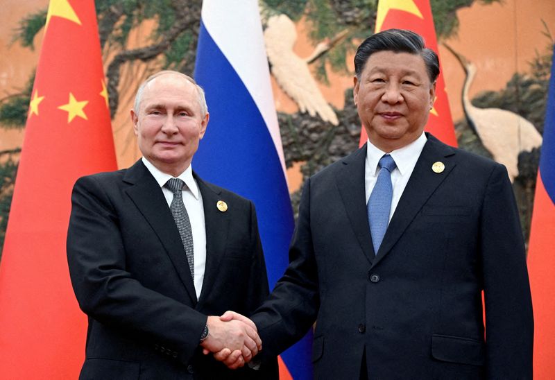 &copy; Reuters. Il presidente russo Vladimir Putin stringe la mano al presidente cinese Xi Jinping durante un incontro al Belt and Road Forum di Pechino, in Cina. 18 ottobre 2023. Sputnik/Sergei Guneev/Pool via REUTERS