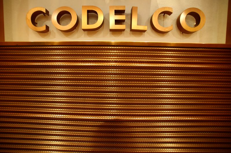 © Reuters. FILE PHOTO: The logo of Codelco, the world's largest copper producer, is seen at their headquarters in downtown Santiago, Chile March 29, 2018. REUTERS/Ivan Alvarado/File Photo