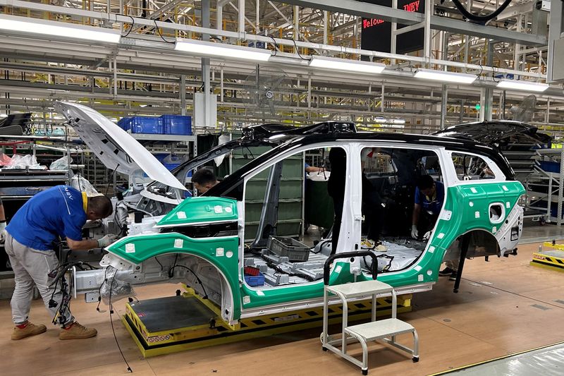 &copy; Reuters. Employees work on an electric vehicle (EV) production line during an organised media tour to a factory under Jiangling Group Electric Vehicle (JMEV), in Nanchang, Jiangxi province, China May 22, 2024. REUTERS/Kevin Krolicki