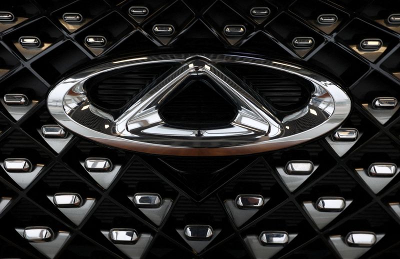 © Reuters. FILE PHOTO: A view shows a car logo of Chinese automobile manufacturer Chery at a dealership in Vladivostok, Russia, March 22, 2023. REUTERS/Tatiana Meel/File Photo