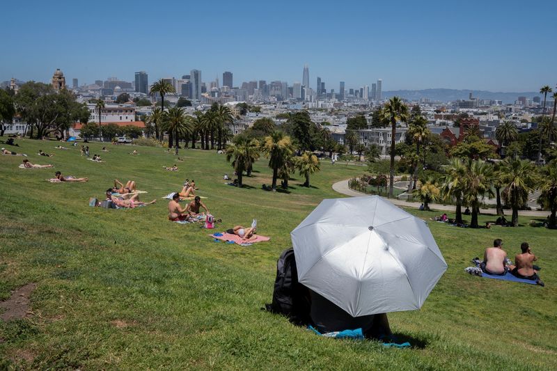 © Reuters. People rest at Dolores Park during a heat wave as temperatures climb to over 80 Fahrenheit (26.7 degrees Celsius), in San Francisco, California, U.S., July 2, 2024. REUTERS/Emily Steinberger