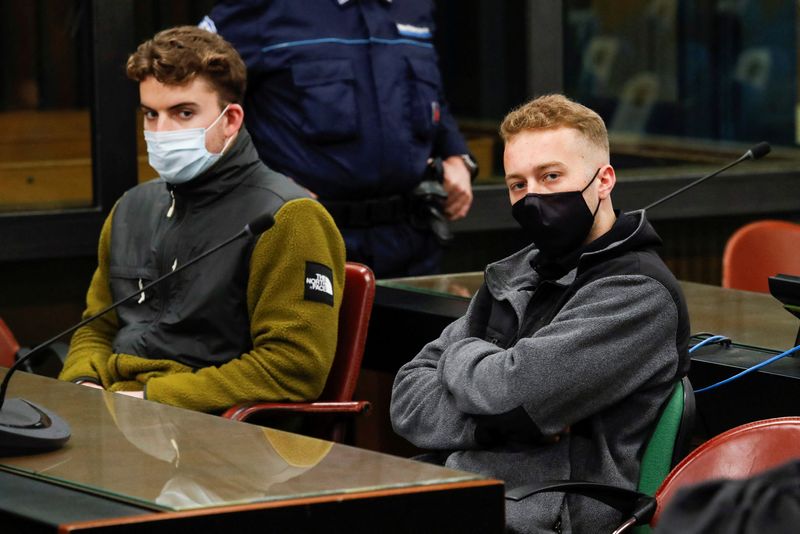 © Reuters. FILE PHOTO: U.S. citizens Finnegan Lee Elder and Gabriel Natale-Hjorth, who are being tried on murder charges after Italian Carabinieri paramilitary police officer Mario Cerciello Rega was killed in July 2019, look on during a break in closing arguments, in Rome, Italy, April 26, 2021. REUTERS/Remo Casilli/Pool/File Photo